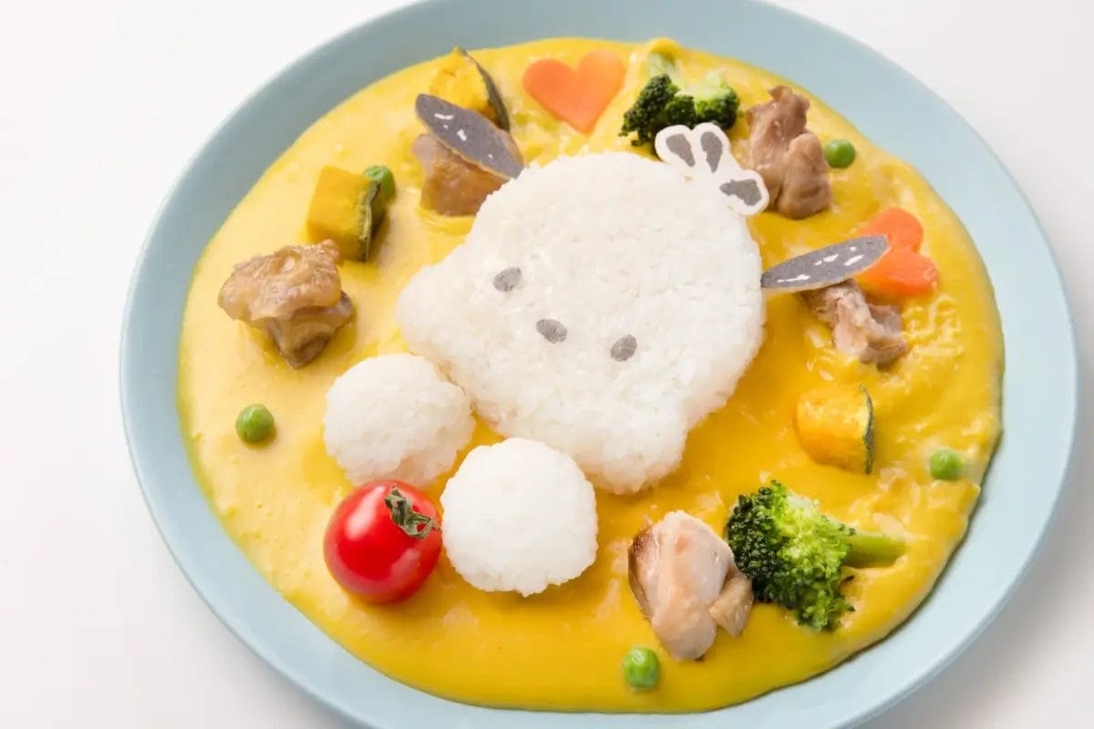 ポチャッコの形をしたご飯が中央に盛り付けられた、黄色いカレーまたはシチューのプレート