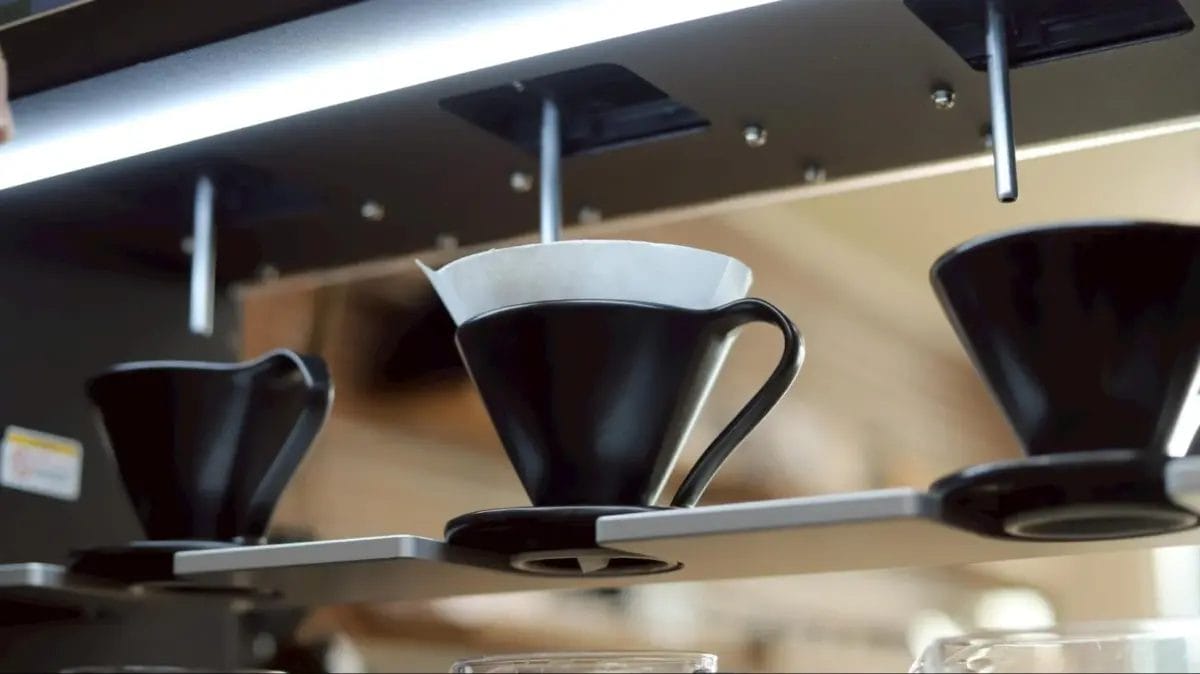 複数のコーヒードリッパーが並ぶiRHEA