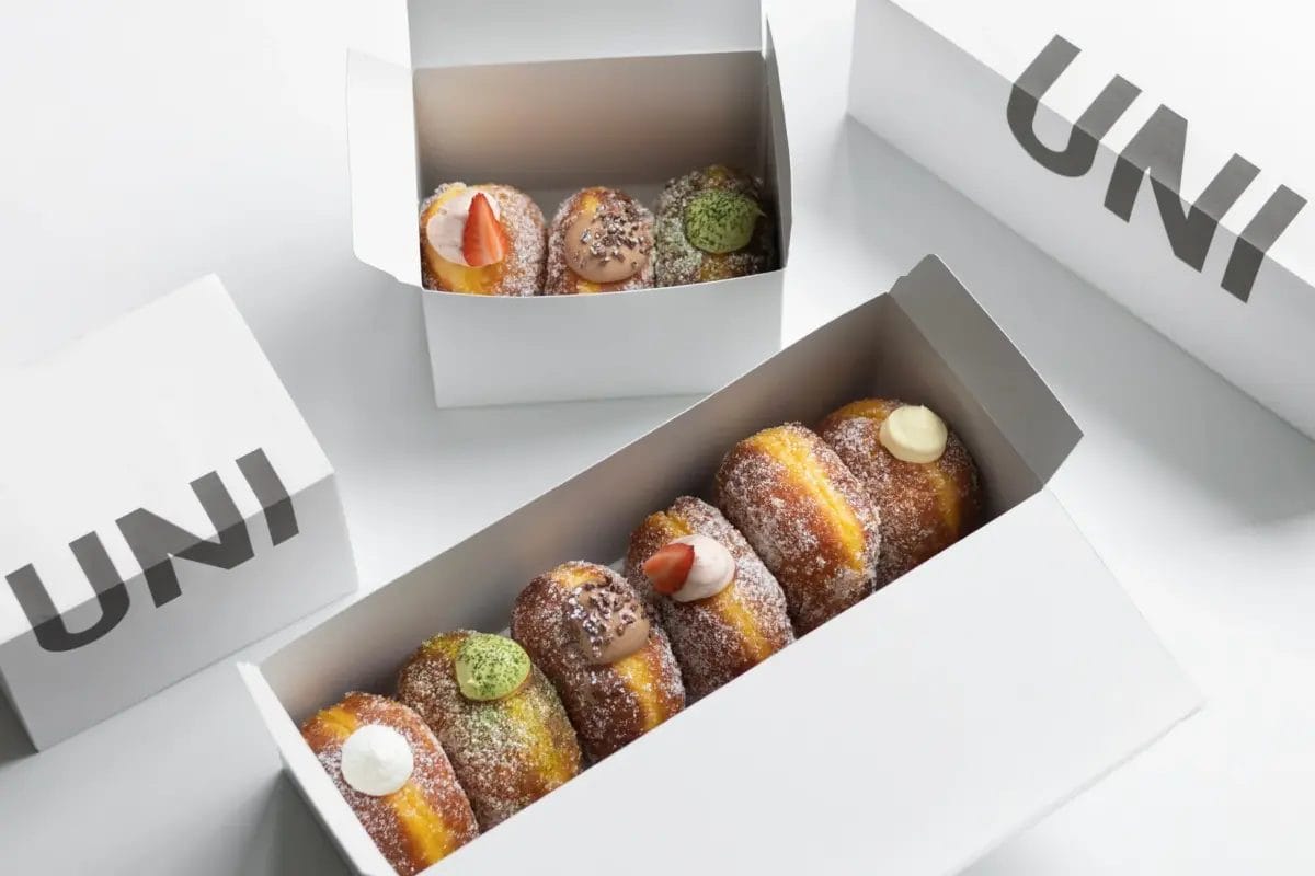 UNI DONUTSの箱とドーナツの集合写真