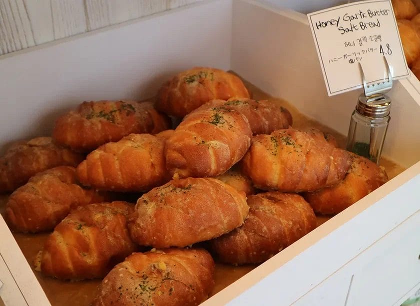 ハニーガーリックバター塩パン
