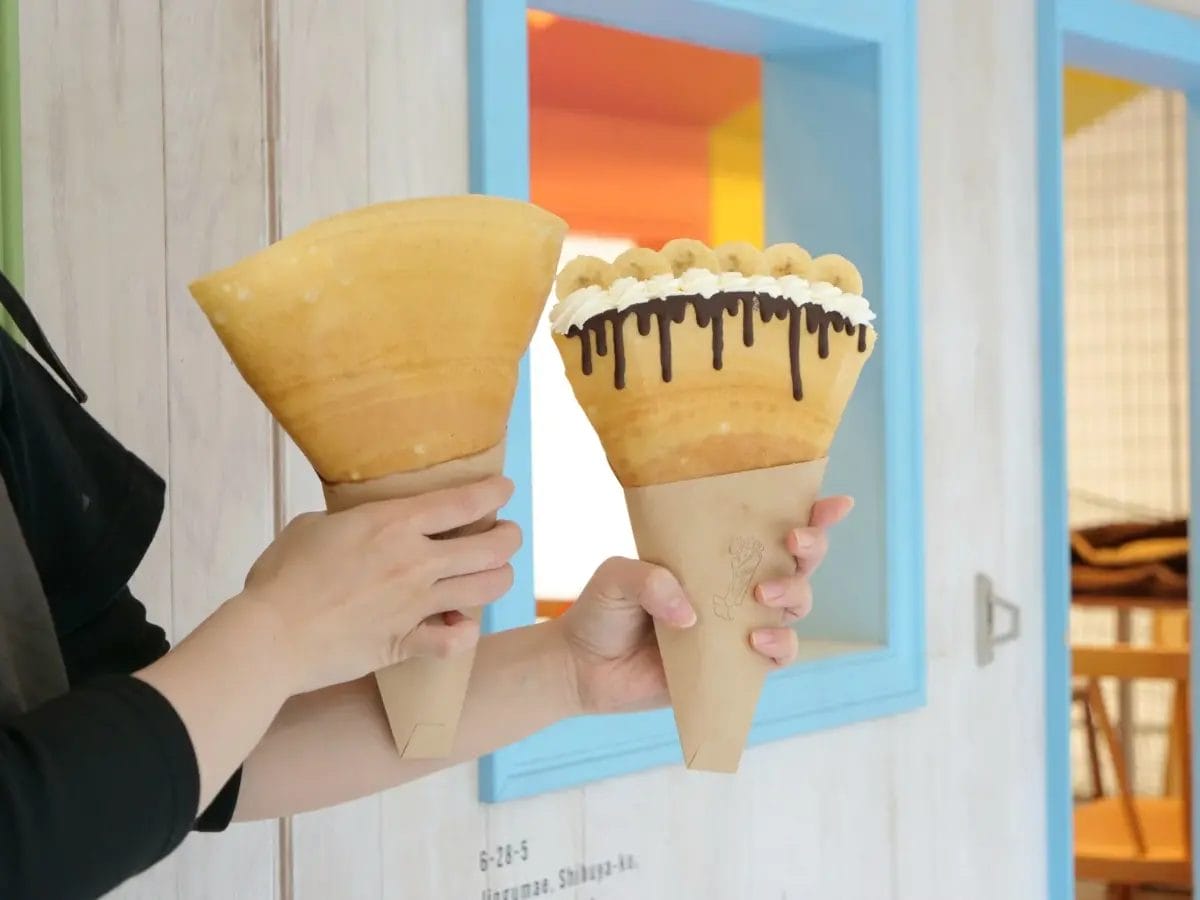 クレープを持つ手元