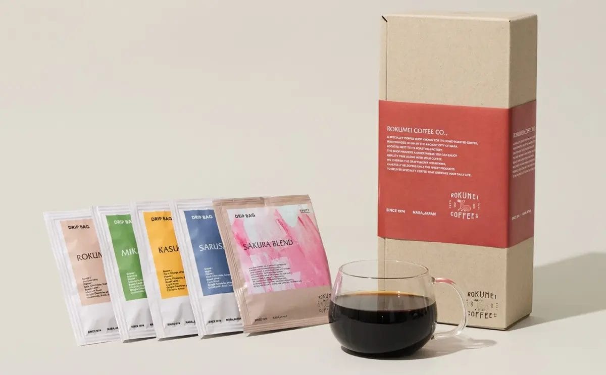 鹿鳴コーヒーのドリップバッグコーヒーセットとカップが写っている画像