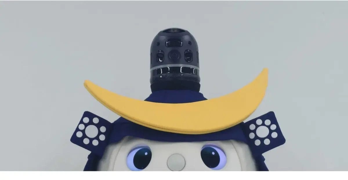サムライの兜を模した装飾を身につけた、可愛らしいロボットの顔がクローズアップされています