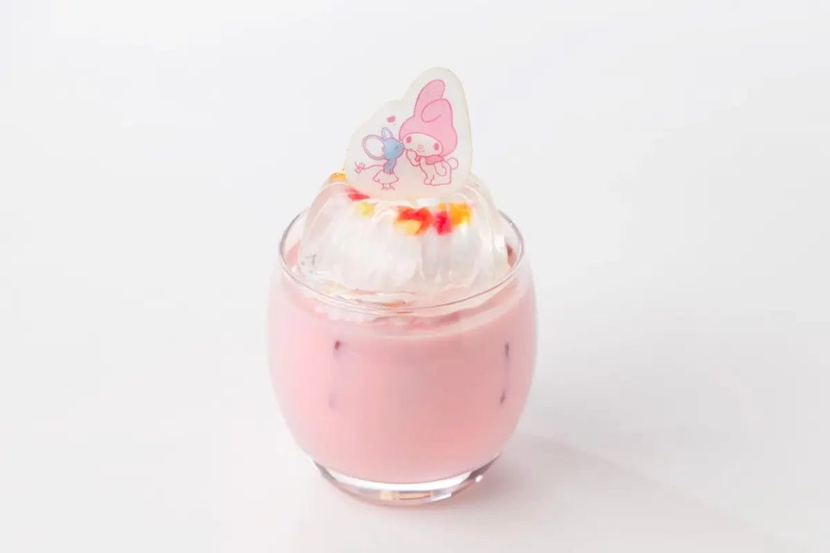 ピンク色の飲み物が入ったグラス