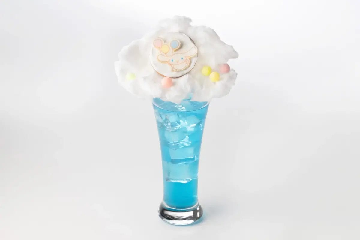 青いソーダに氷が入ったドリンク